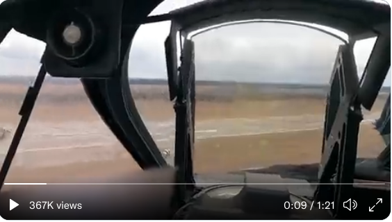 Maahanlaskunäkymä Antonovin lentokientälle Kiovan luoteispuolella venäläisestä taisteluhelikopterista kuvattuna